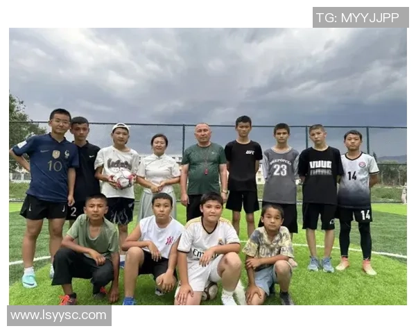 足球黄夏的激情与梦想在绿茵场上绽放的青春岁月